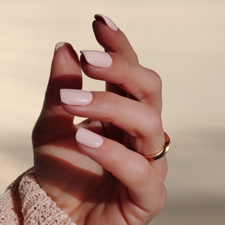 tender-rosa-uv-nagelfolien-manifix-hand