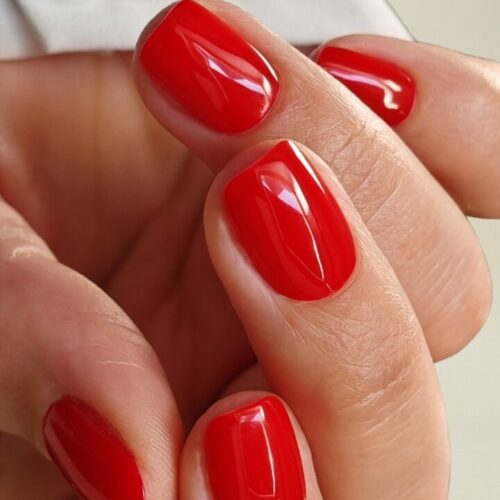 true-red-uv-nagelfolien-manifix-hand-closeup