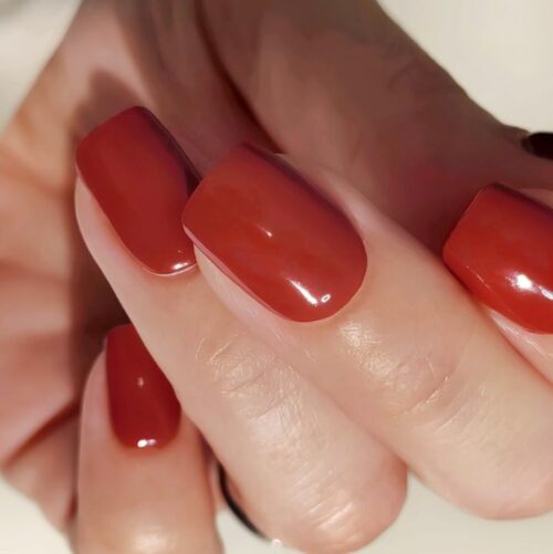 lovesick-red-uv-nagelfolie-manifix-hand