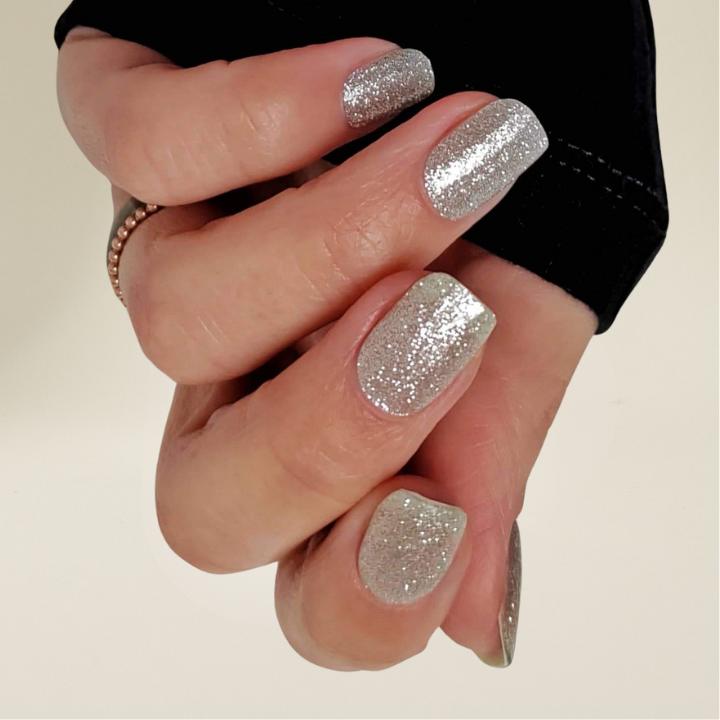 glitzer-naegel-silber-nagelfolien-uv-tiffany-manifix