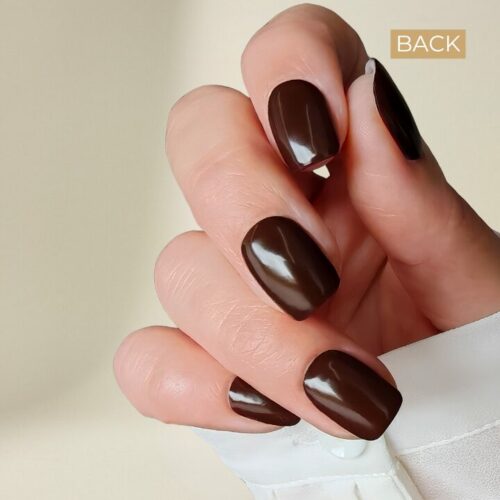 dunkelrote-nägel-mit-diamant-red-uv-nagelfolien-manifix-hand