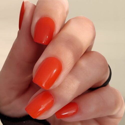 mandarin-red-uv-nagelfolien-manifix-hand