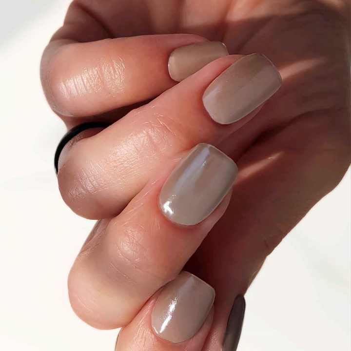 hailey-bieber-naegel-chocolate-glazed-uv-nagelfolien
